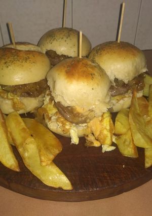 Una foto de Pan de hamburguesa 🍔😋