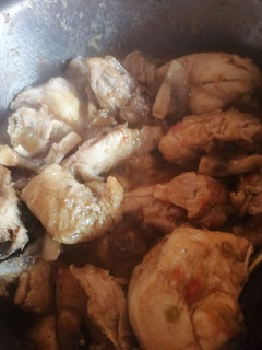 Una foto de Pollo rustido con champiñones