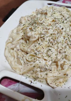 A picture of White sauce pasta.