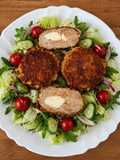 Sajttal töltött japán Menchi Katsu Fibriás panko morzsával keto GM