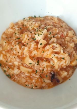 Una foto de Arroz meloso de chipis y merluza