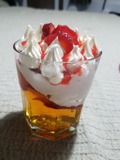 Una foto de Gelatina chantilly y frutillas 🤤
