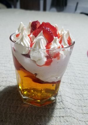 Una foto de Gelatina chantilly y frutillas 🤤