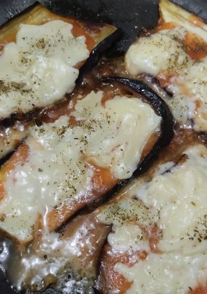 Una foto de Berenjenas a la pizza🍆🧀🥯🍅🥙