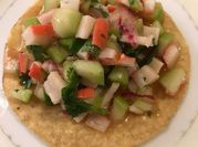 Una foto de salsa para ceviche con ketchup