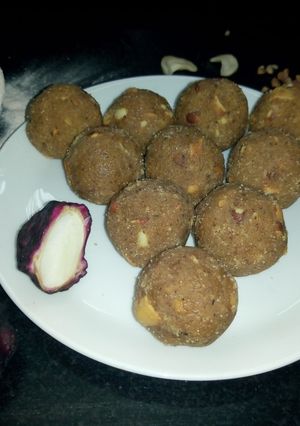 A picture of SINGHADE kE ATTE KE LADDOO.