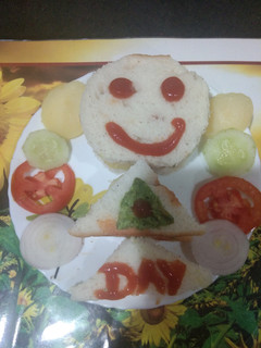 વેજીટેબલ સેન્ડવીચ (Vegetable Sandwich Recipe In Gujarati) રેસીપી મુખ્ય ફોટો