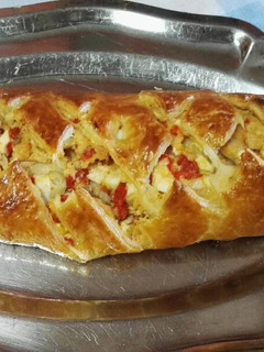 Una foto de Brazo hojaldre con atún y verduras