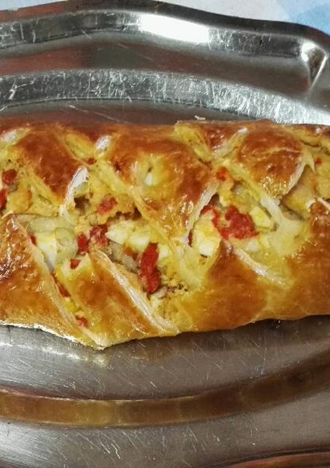 Una foto de Brazo hojaldre con atún y verduras