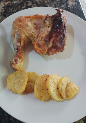 Una foto de Pollo con papas