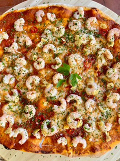 Una foto de Pizza GOURMET con Masa Casera 👌🏻 de Gambas 🦐 "al Ajillo"
