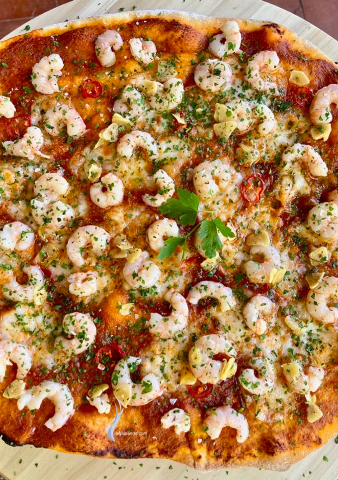 Una foto de Pizza GOURMET con Masa Casera 👌🏻 de Gambas 🦐 "al Ajillo"
