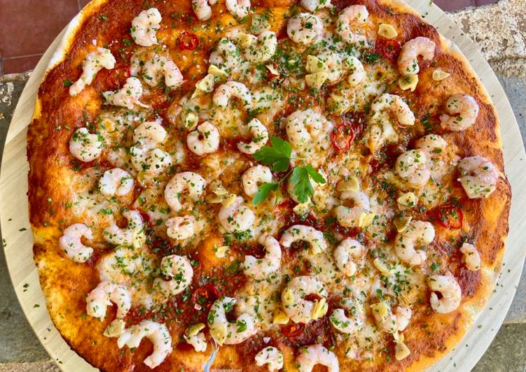 Pizza gourmet con masa casera de gambas "al ajillo"