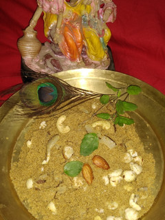 धनिया पंजीरी (Dhaniya Panjiri recipe in Hindi) रेसिपी मुख्य फोटो