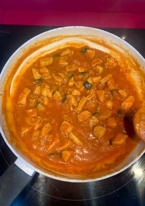 Una foto de Gaeng Phed (curry rojo de pavo)