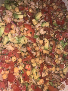 Una foto de 🍅Ensalada de garbanzos, tomate y aguacate 🥑