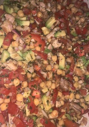 Una foto de 🍅Ensalada de garbanzos, tomate y aguacate 🥑