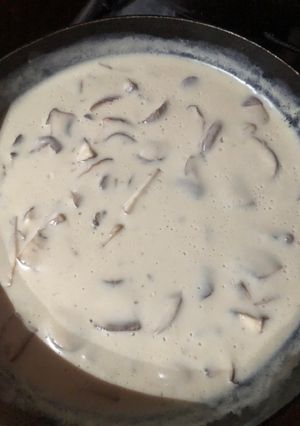 Una foto de Salsa blanca con champiñones