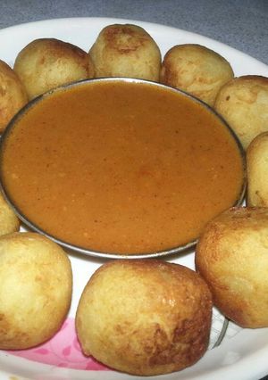 A picture of Potato cheese balls with italian Tomato sauce.