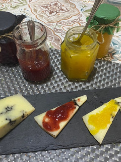 Una foto de Mermelada Casera “Fresa“ y “Piña con canela en rama“