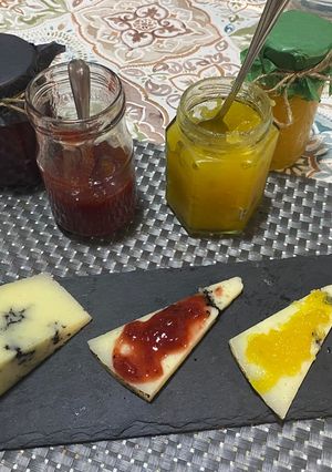 Una foto de Mermelada Casera “Fresa“ y “Piña con canela en rama“