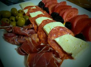Una foto de FIAMBRES Españoles con Tomate y Queso de la Tierra
