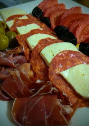 Una foto de FIAMBRES Españoles con Tomate y Queso de la Tierra