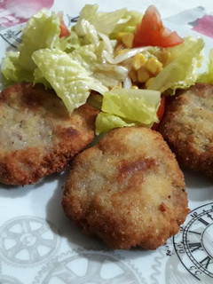Una foto de Filetes rusos con ensalada