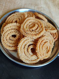 "तांदळाची चकली" (tandalachi chakali recipe in marathi) रेसिपी चे मुख्य फोटो