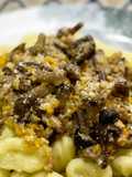 Gnocchi di patate con ragù bianco di chiodini e salsiccia