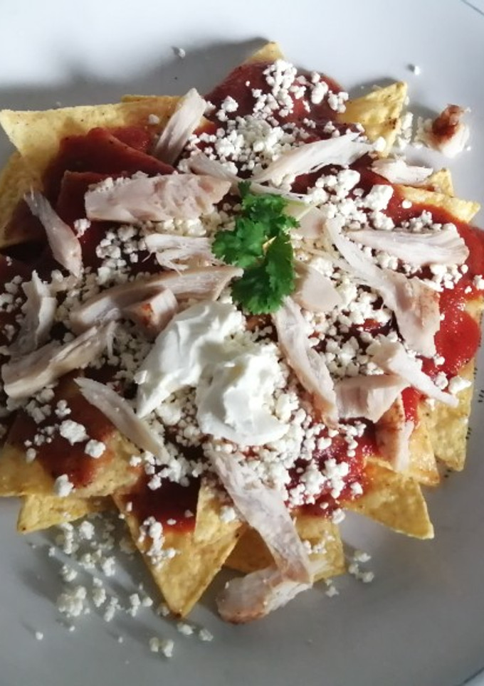 Una foto de Chilaquiles rojos, con o sin pollo
