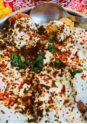 A picture of Dahi bhalla.