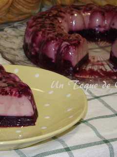 Una foto de Flotatina de cheesecake de moras y gelatina de arándanos