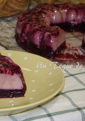 Foto principal de Flotatina de cheesecake de moras y gelatina de arándanos
