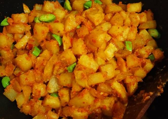 Cara Gampang Menyiapkan Balado Kentang &amp; Pete yang Lezat Sekali
