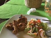 Una foto de filete de muslo de pollo