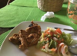 Una foto de Filete de pollo a la mostaza y salsa catsup