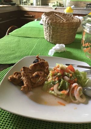 Una foto de Filete de pollo a la mostaza y salsa catsup