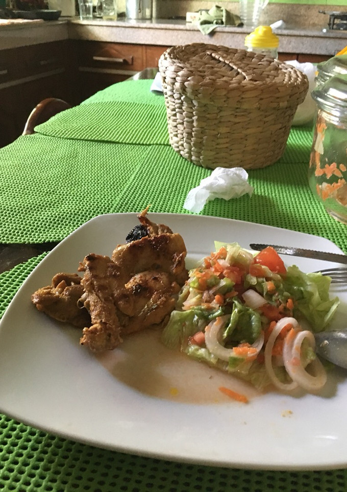 Una foto de Filete de pollo a la mostaza y salsa catsup