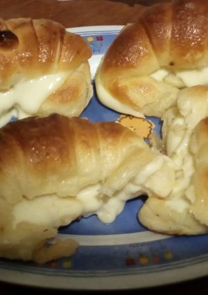 Una foto de Medialunas con queso
