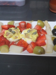 Una foto de Ensalada de fresas y espárragos con huevos rellenos