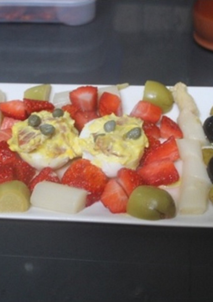 Una foto de Ensalada de fresas y espárragos con huevos rellenos