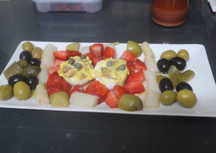 Ensalada de fresas y espárragos con huevos rellenos