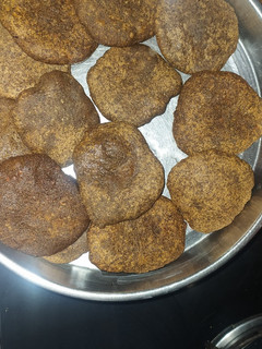 सिंघाड़े के आटे की पूरी (singhare ki atte ki poori recipe in Hindi) रेसिपी मुख्य फोटो