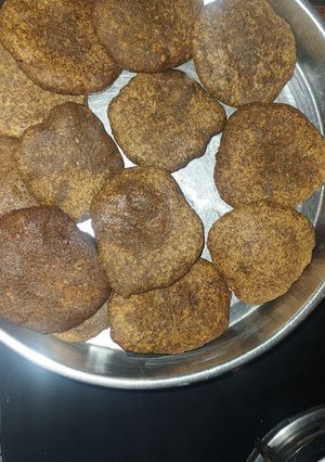 सिंघाड़े के आटे की पूरी (singhare ki atte ki poori recipe in Hindi) रेसिपी मुख्य फोटो