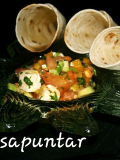 Una foto de Tacos de verduras,salmón y feta
