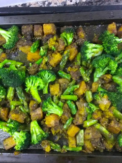 Una foto de Calabaza al horno con espárragos verdes y brócoli especiados
