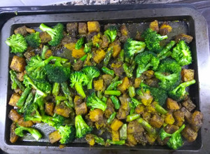 Foto principal de Calabaza al horno con espárragos verdes y brócoli especiados