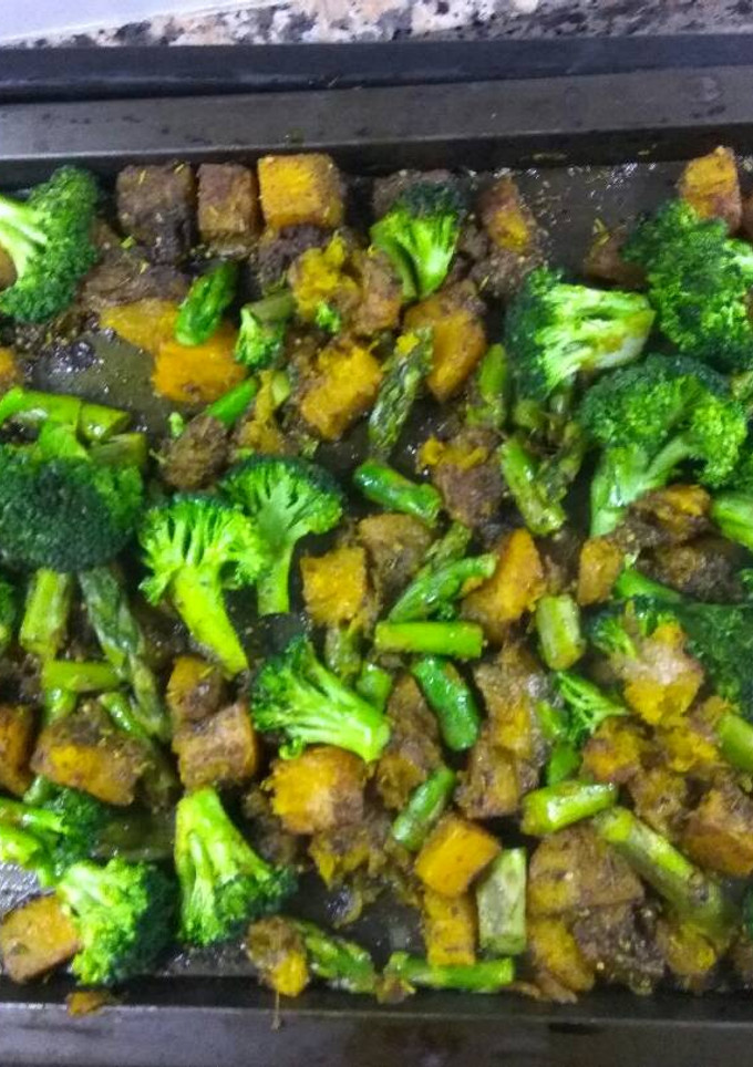 Una foto de Calabaza al horno con espárragos verdes y brócoli especiados