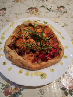Una foto de Galette de tomate, queso y cebolla con pesto de perejil